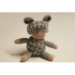 Virkad figur i form av ett lamm