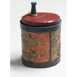 Tampad näverburk målad i almogefärger