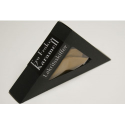 Trekantig karamellask med lakritsskiffer