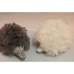 Igelkott sydd av fårskinn