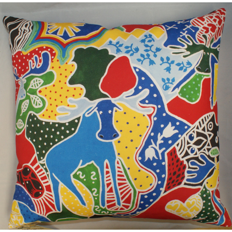 Tryckt kudde utifrån ett målat orginal med många färger o detaljer som älgar, storsjöodjur, blommor, fåglar, etc