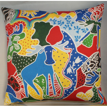 Tryckt kudde utifrån ett målat orginal med många färger o detaljer som älgar, storsjöodjur, blommor, fåglar, etc