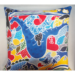 Tryckt kudde utifrån ett målat orginal med många färger o detaljer som älgar, storsjöodjur, blommor, fåglar, etc 2