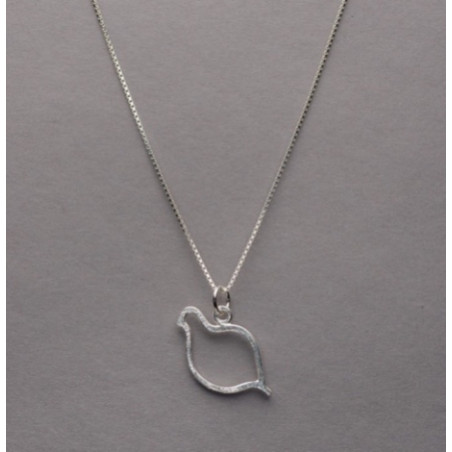 Halsband i silver med ett hänge i form av en ripa