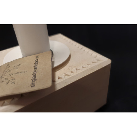 Adventsljusstake i trä med uddsnitt