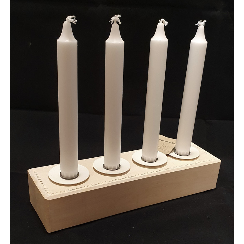 Adventsljusstake i trä med uddsnitt