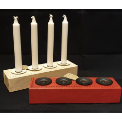 Adventljusstake i målat rött eller vitt trä med detaljer i uddsnitt