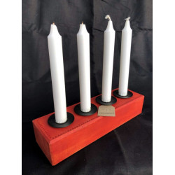 Adventljusstake i målat rött eller vitt trä med detaljer i uddsnitt 2