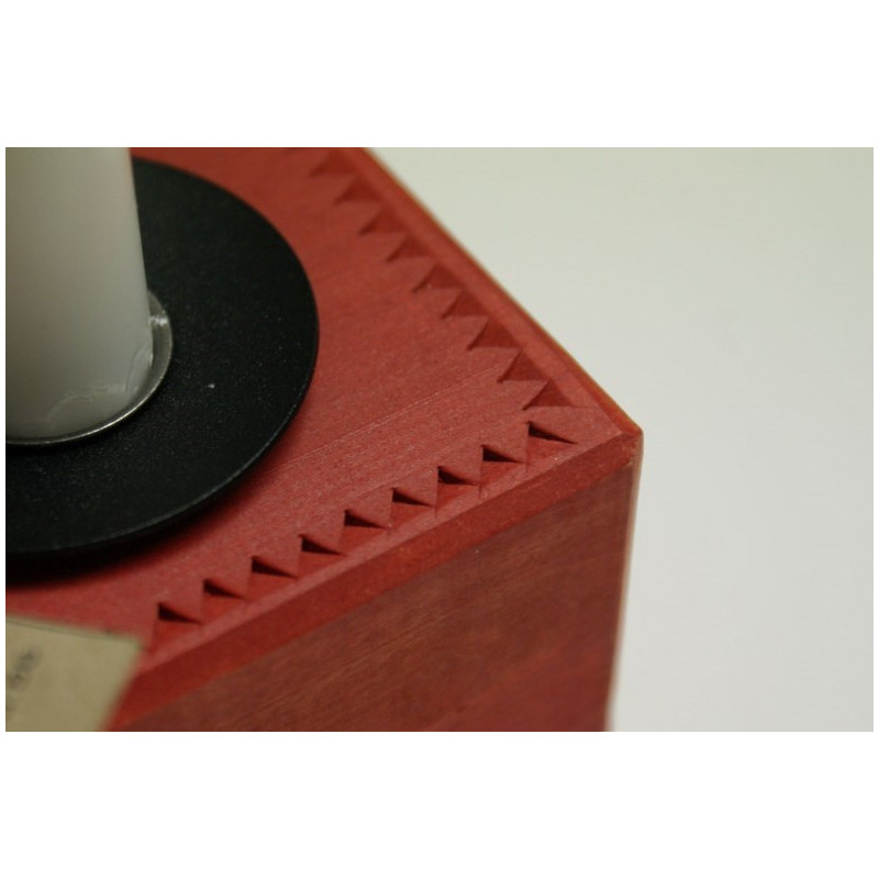 Adventsljusstake i trä med uddsnitt