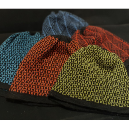 Stickade mössor med grafitgrå botten och mönster i färg