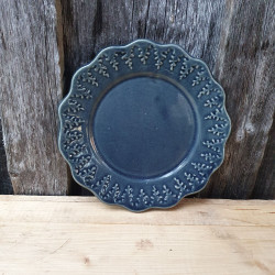 Enfärgar keramikassiett med en bård av granar 2