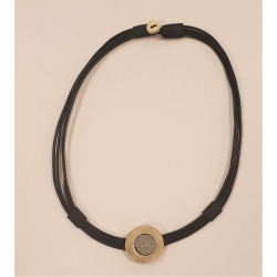 Halsband i svart läder med en detalj i horn broderad med tenntråd 2