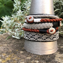 Armband i tvinnat brunt renskinn med hornknapp och detaljer i  svart 2