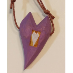 Täljt hjärta som halsband, antingen grönt, lila eller omålat. 2