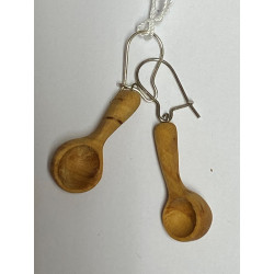 Handtäljda träkåsor i form av örhängen