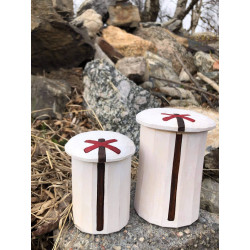 Vit krympburk i täljt trä med ledkryss