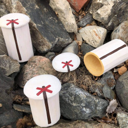 Vit krympburk i täljt trä med ledkryss 2