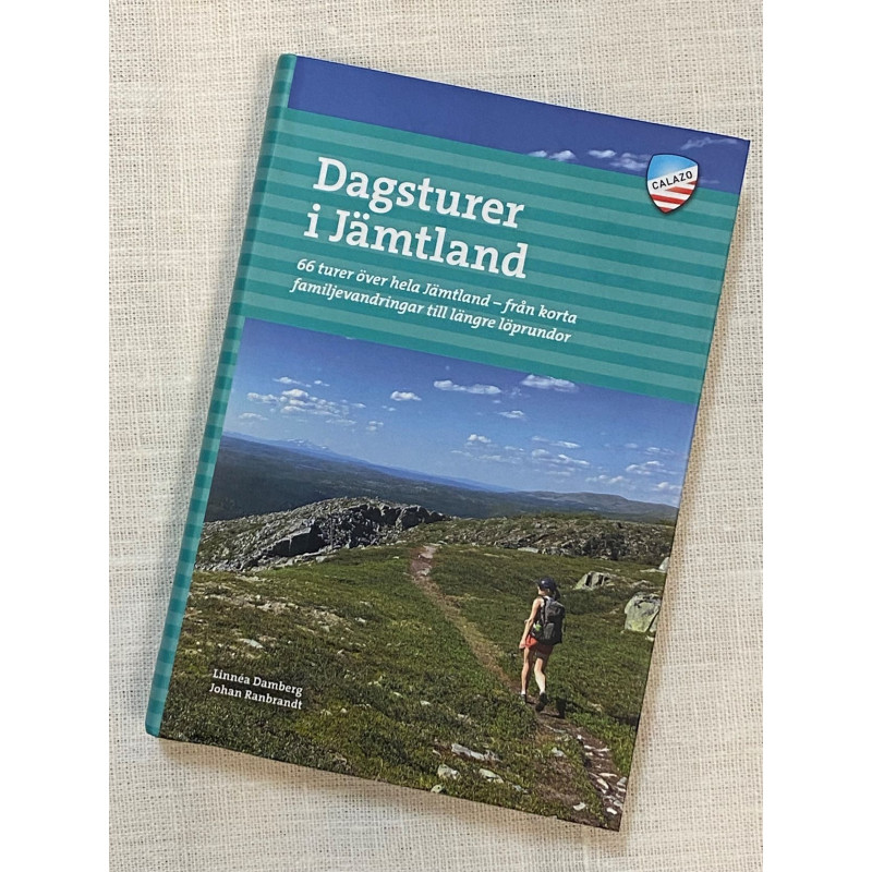Boken Dagsturer i Jämtland med en led på fjället