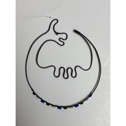 Storsjöodjur i tråd med glaspärlor i jämtlandsfärgerna