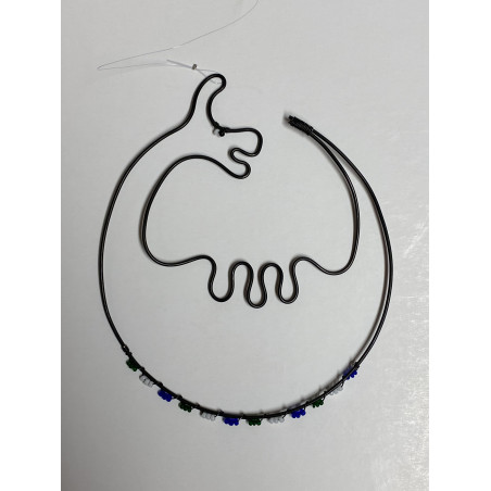 Storsjöodjur i tråd med glaspärlor i jämtlandsfärgerna