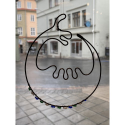 Storsjöodjur i tråd med glaspärlor i jämtlandsfärgerna 2