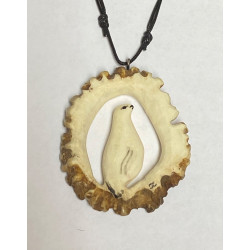 Halsband utkarvat ur ett horns rosenkrans föreställande en ripa 2