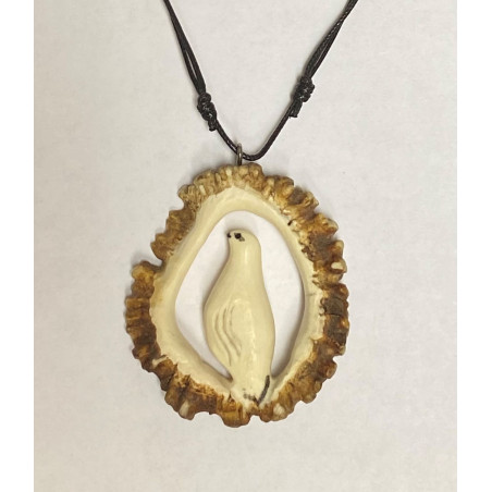 Halsband utkarvat ur ett horns rosenkrans föreställande en ripa