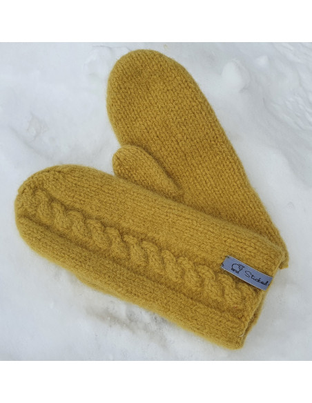 Handstickade och tovade vantar