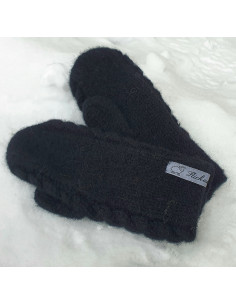 Handstickade och tovade vantar 2