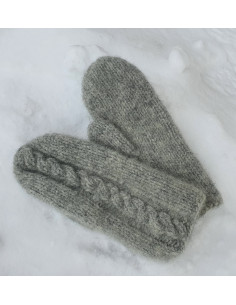 Handstickade och tovade vantar 2