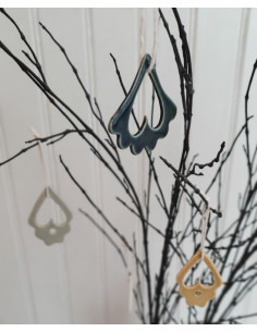 Hängen av porslin i olika färger som hänger i ett björkris 2