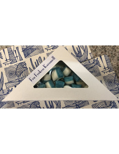 Trekantig godisask med karameller i Jämtlands färger, blått, vitt och grönt