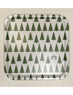 Serveringsbricka med stora granar och en liten grå lada