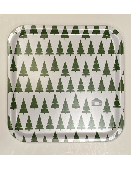 Serveringsbricka med stora granar och en liten grå lada