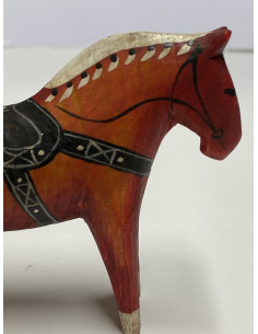Täljd häst i trä, målad i röda toner 2