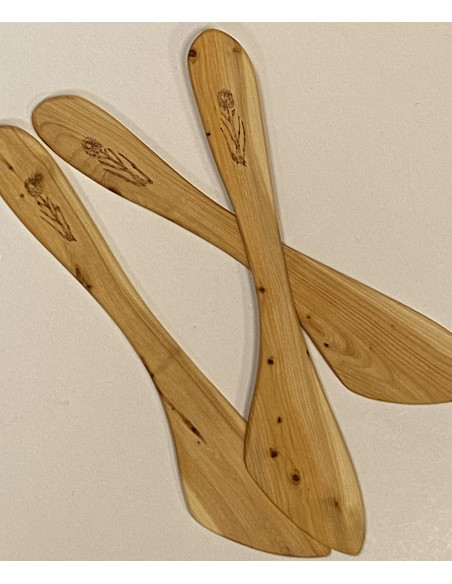 Smörkniv i ene med en glödritad brunkulla, Jämtlands landskapsblomma