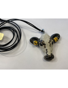 Fjällko i keramik i form av ett halsband