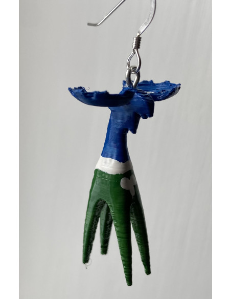 Örhänge med en älg målad i jämtlandsfärger