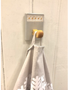 Handdukshängare täljd i trä med karvsnitts detaljer 2
