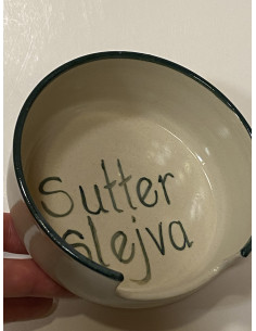 Keramikskål med texten Sutterslejva