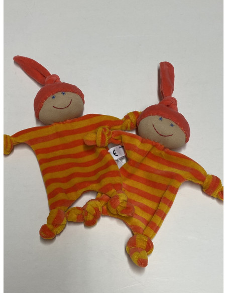 En mjuk orangerandig figur av velourtyg med en liten pingla inuti.