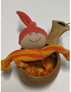 En mjuk orangerandig figur av velourtyg med en liten pingla inuti. 2