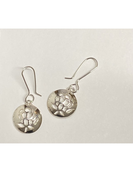 Runda örhängen i silver med hjortron som motiv