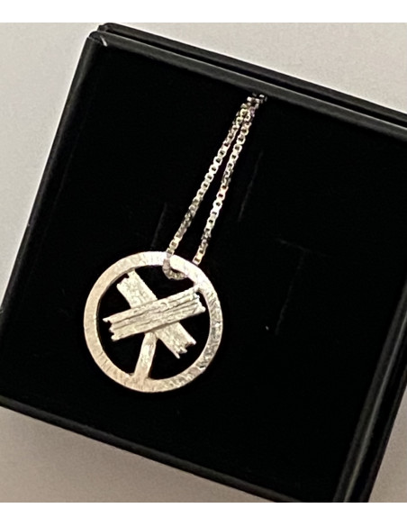Halsband i silver förställande ett ledkryss inuti en cirkel