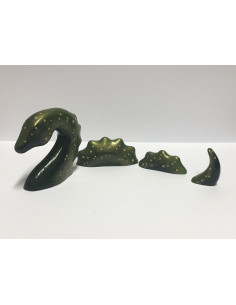 Storsjöodjuret i grönt med guldiga prickar