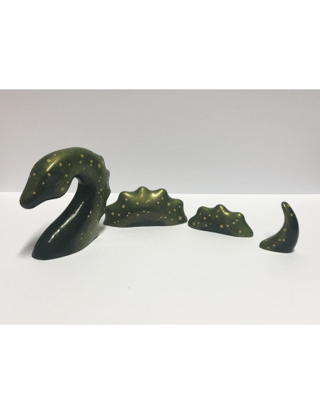 Storsjöodjuret i grönt med guldiga prickar