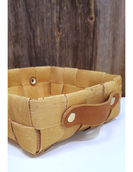 Korg i flätad näver