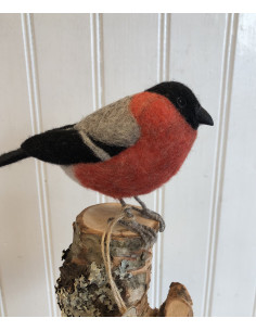 Tovad domherre i färgerna rött, grått och svart som är monterad på en liten stubbe. 2