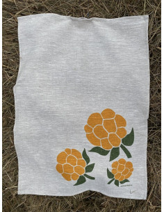 Kökshandduk i ofärgat linnetyg med tre stycken hjortron tryckta i nedre högra hörnet