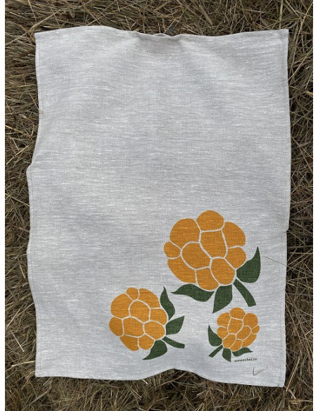 Kökshandduk i ofärgat linnetyg med tre stycken hjortron tryckta i nedre högra hörnet